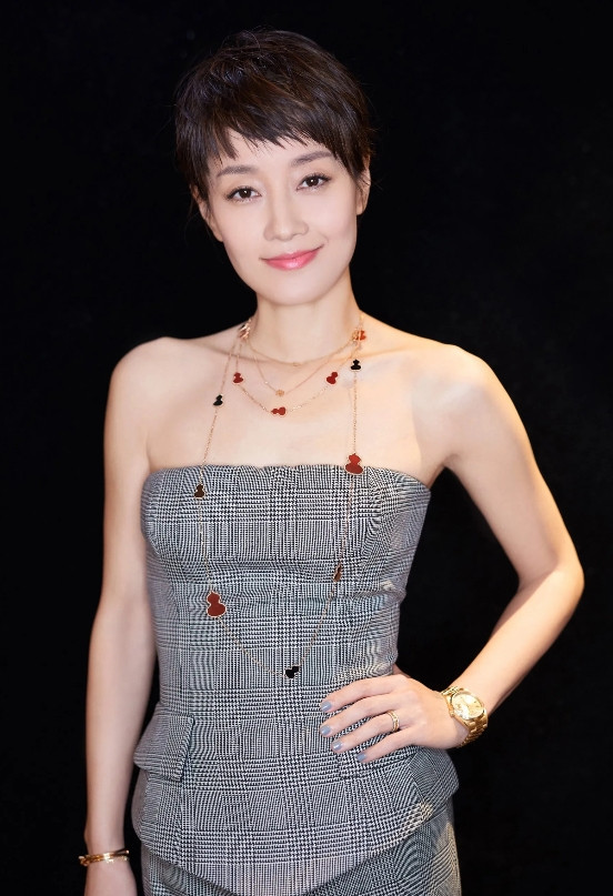 马伊琍说：“所谓的出轨，就是玩腻了爱自己的人，转而去玩别人玩腻的人。玩来玩去，不