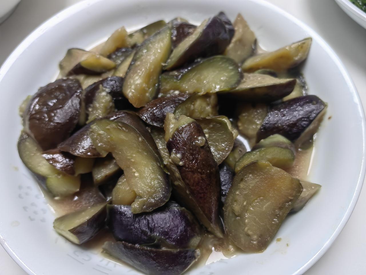 与父母的晚餐。素炒​茄子，父亲说上周我那苏州朋友（大概是袁博士们）来四只茄子没