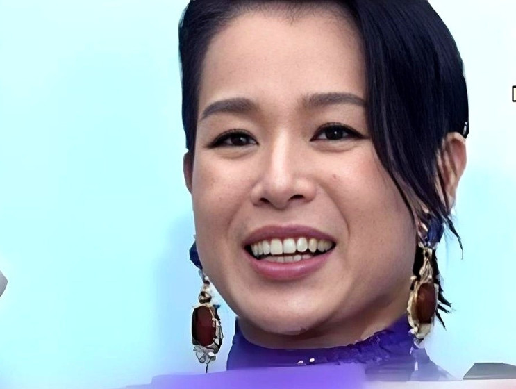 一夜之间喜欢胡杏儿的人全部沉默了。因为她有个很严重的问题，那就是总是以家庭为