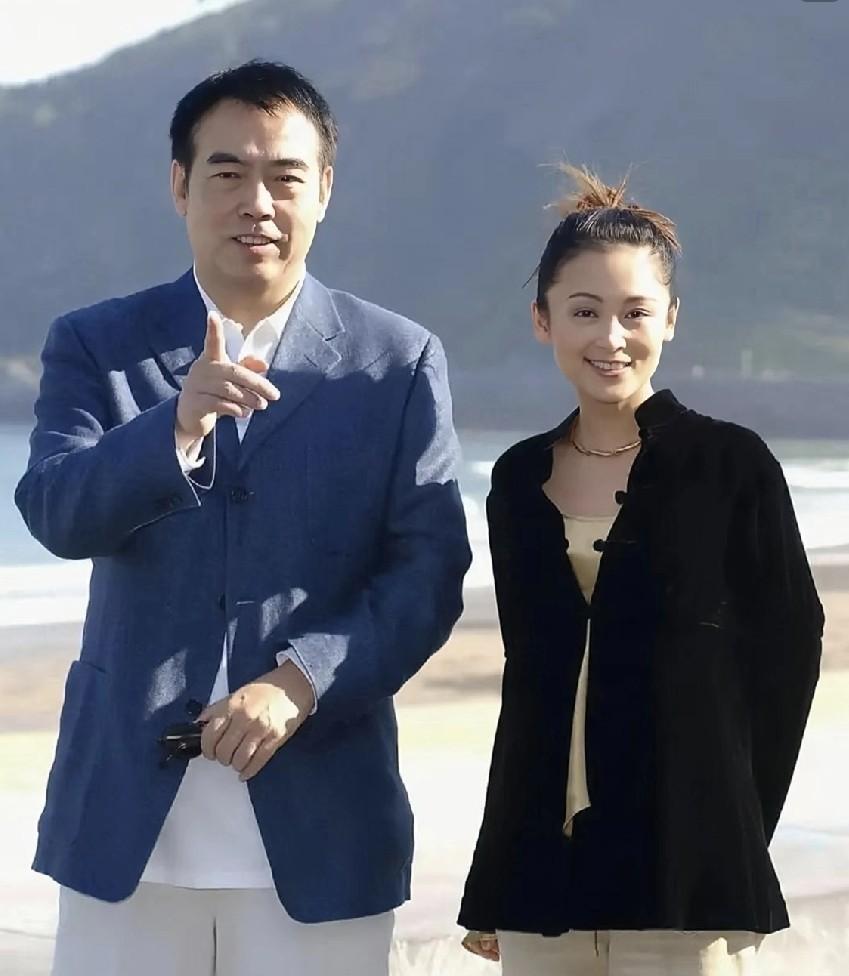 你瞧，陈红依偎在大导演陈凯歌身旁，宛如一只娇俏的小鸟，满脸洋溢着开心的笑容，心情