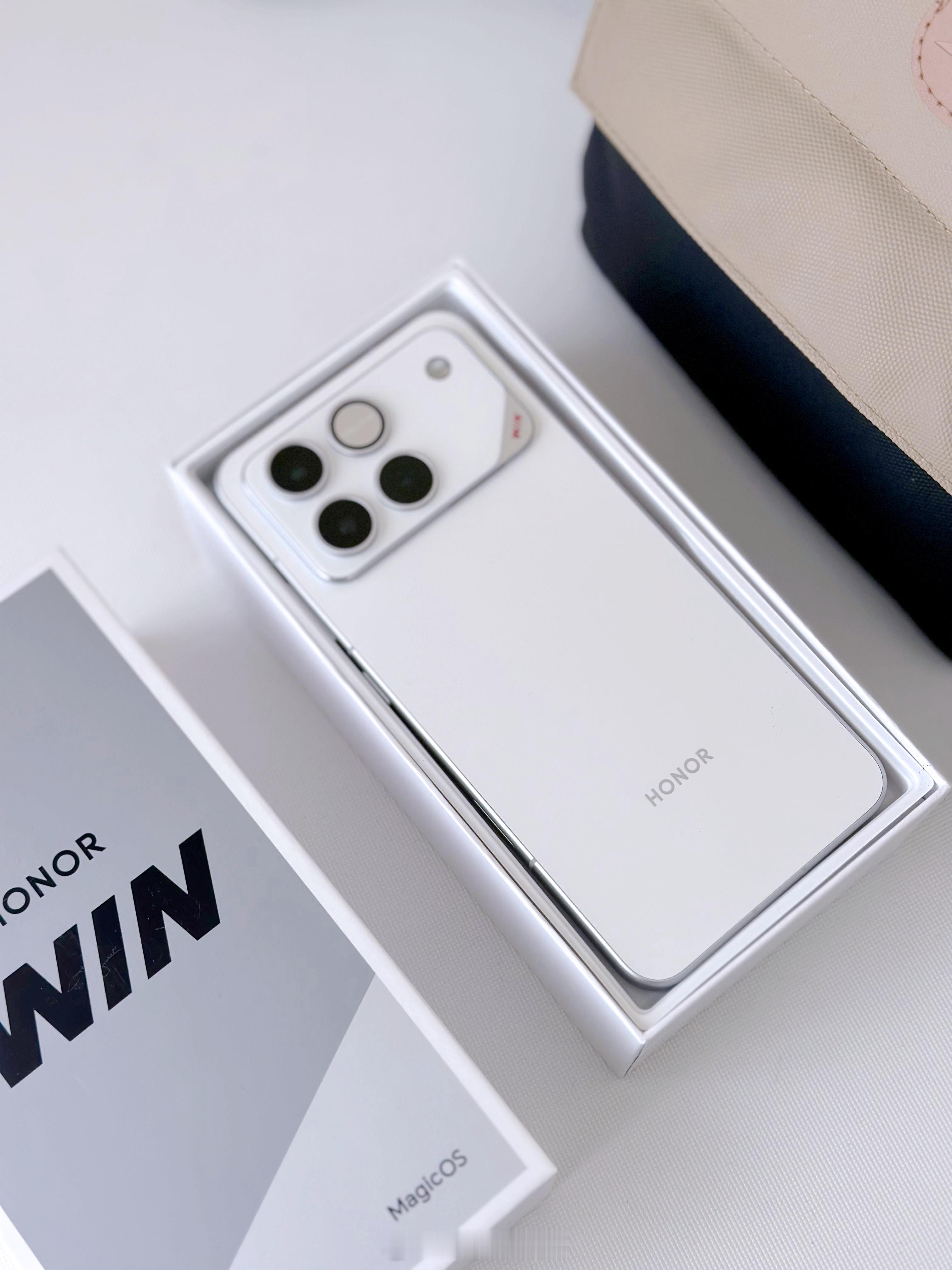 体验荣耀WIN系列一段时间了，这两款产品不仅性能、续航表现十分出色，外观设计也