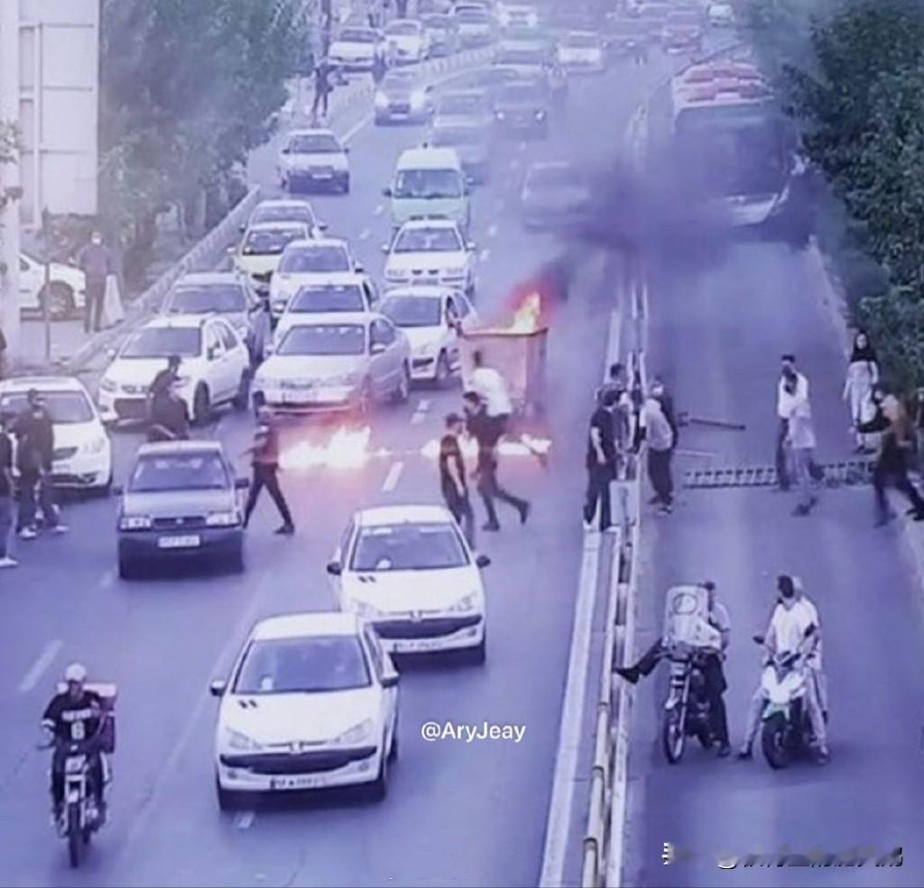 伊朗安全部队在德黑兰逮捕了数名与科马拉组织有关联的恐怖分子。昨晚，德黑兰的大