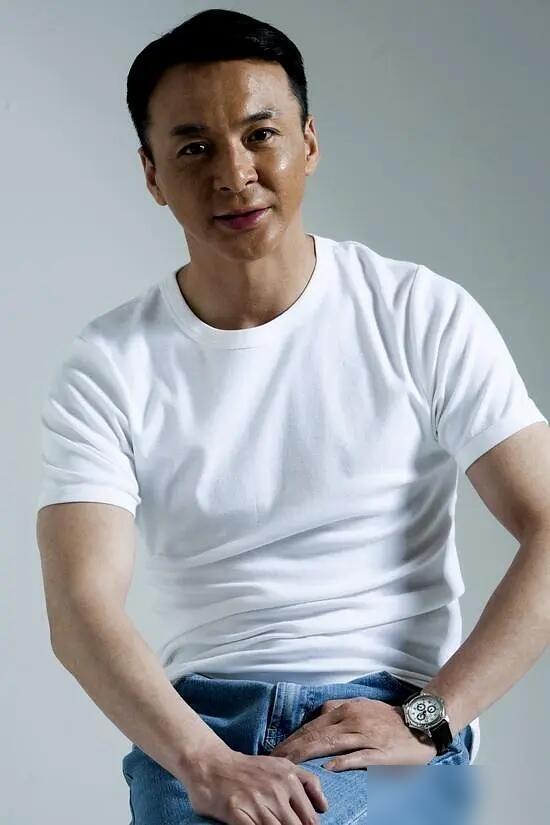 他是真正的老戏骨，30岁出道演20年配角，不知道大家是不是跟我一样，非常喜欢这个