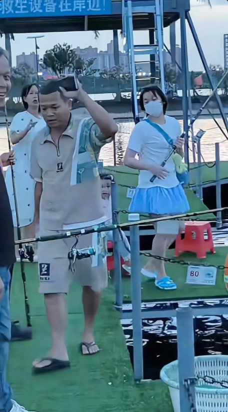 全红婵回湛江跟爸爸到海边钓鱼