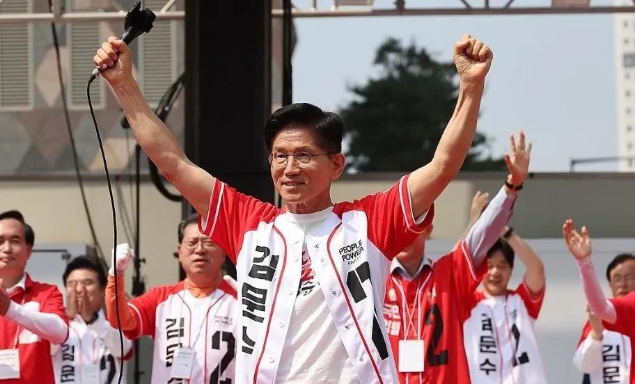 注定要坐牢的人成为韩国总统，韩国将沦为犯罪组织。金文洙抨击李在明，如果李在明当选