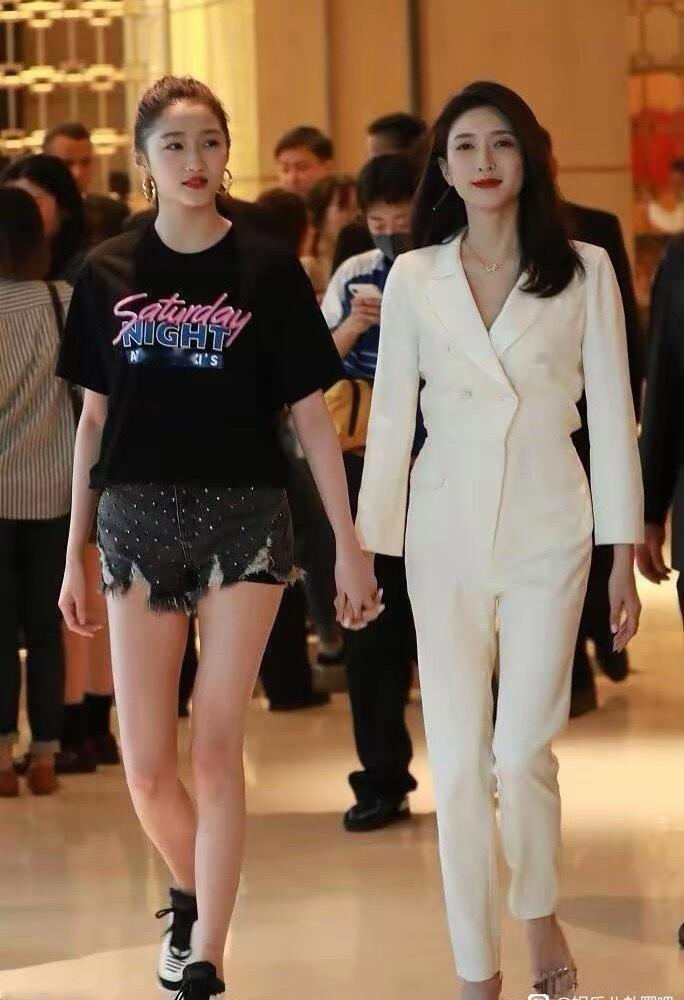 江疏影都快40岁了，怎么看着比27岁的关晓彤还要年轻漂亮