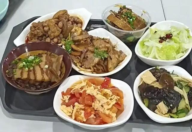 央视曝光：“一中午吃了550斤米、250斤卤鹅，两千多人挤满政府食堂”……这