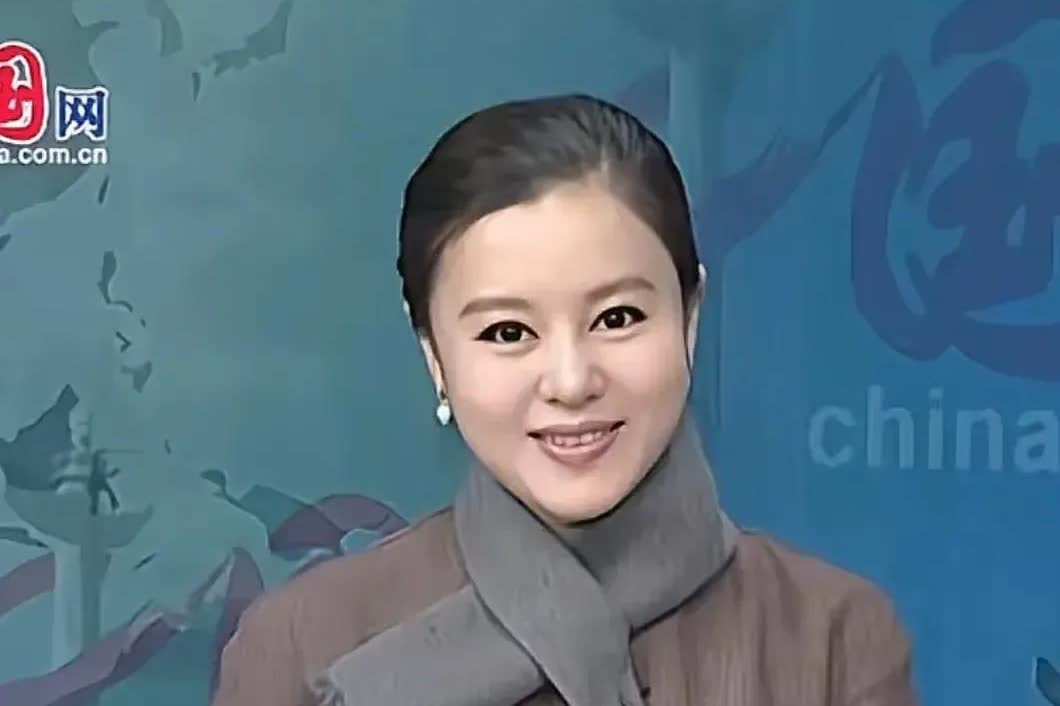 说真的，看到早年的于文红，我愣住了。那时候的她，穿得不算时髦，可一颦一笑，端