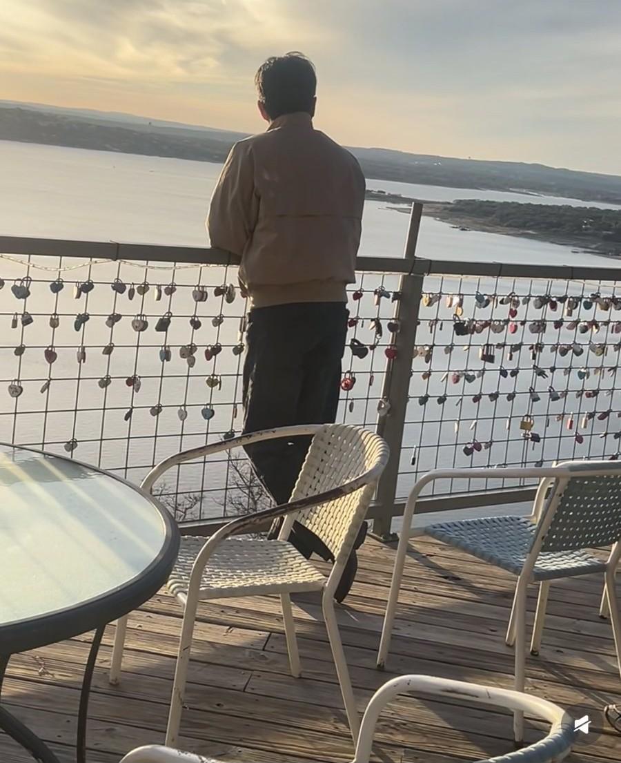 汪涵独自到美国旅游，胡子也白了，像70多岁的，脸上写满沧桑！2月23日，有一