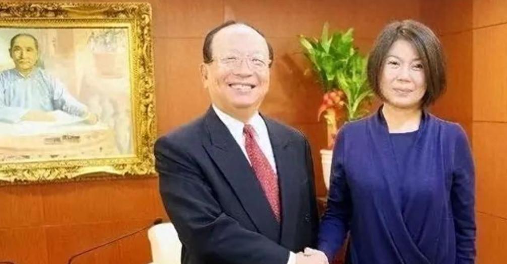 2009年毛泽东与蒋介石后人首次会面，孔称与蒋孝严合影其实并非自己的本意193