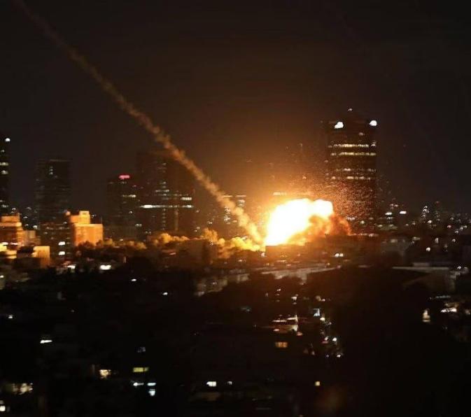 这绝不是运气，伊朗法塔赫-2高超音速导弹，这是对以色列防空反导系统的绝对压制，快