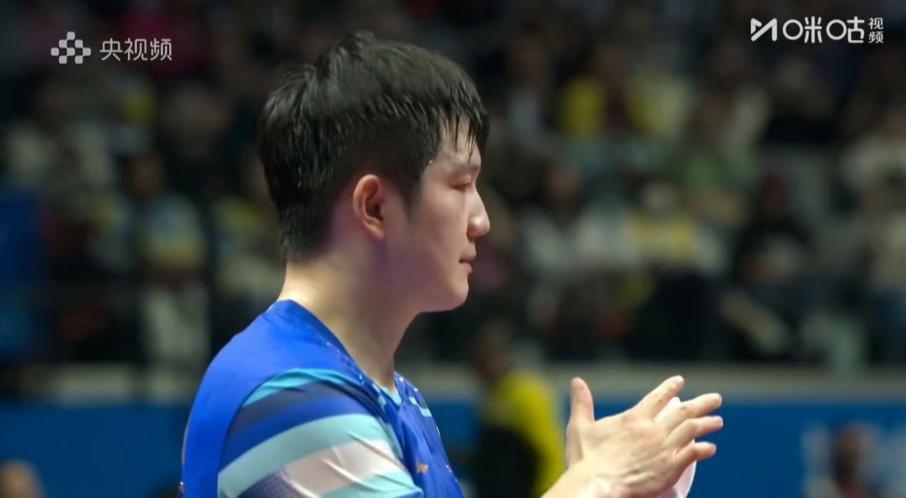好久不见樊振东[加油]！前两局樊振东12-10，11-6先胜周雨！这是第15