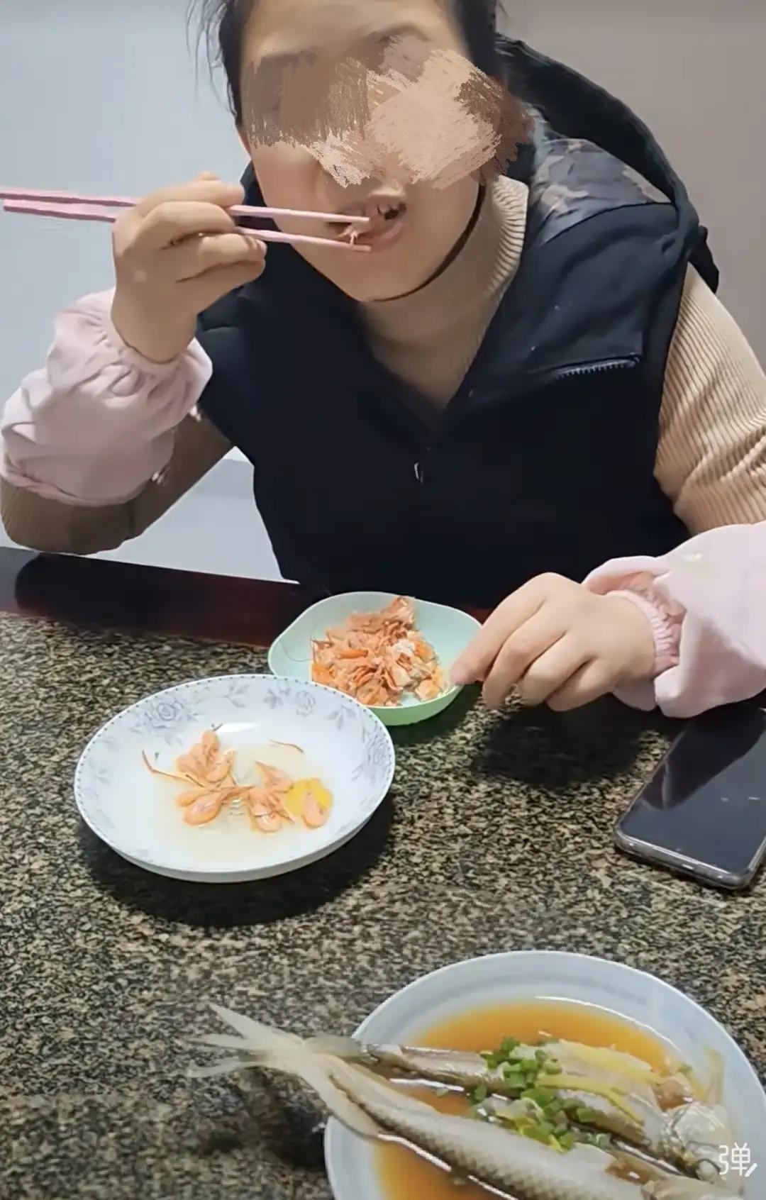 杨阿姨趁雇主一家春游，自己掏钱买了鲈鱼和青菜，想给自己做顿好的，顺手拍了视频。