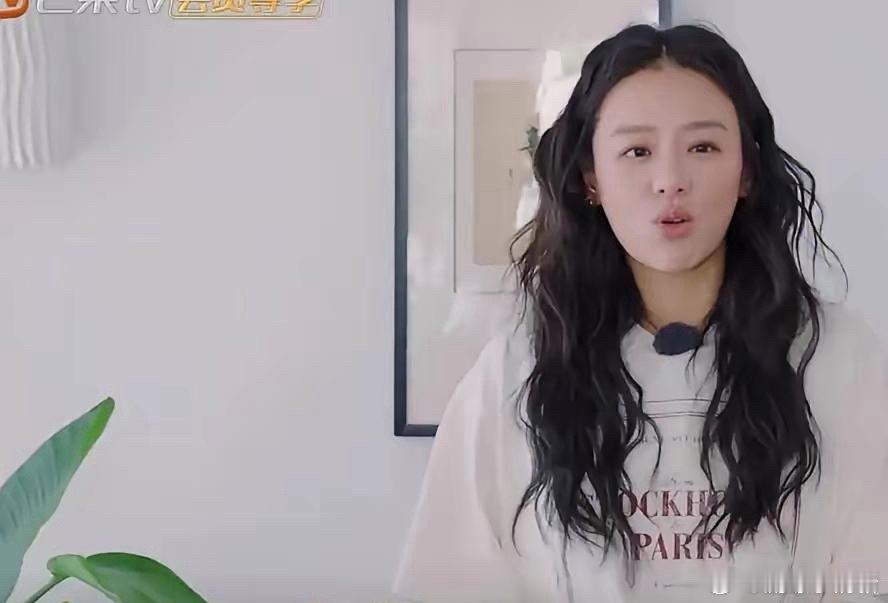 马思纯这次愿意参加综艺，最欣慰的就是她家里人欣慰的是她愿意走出去，而不是成天粘着