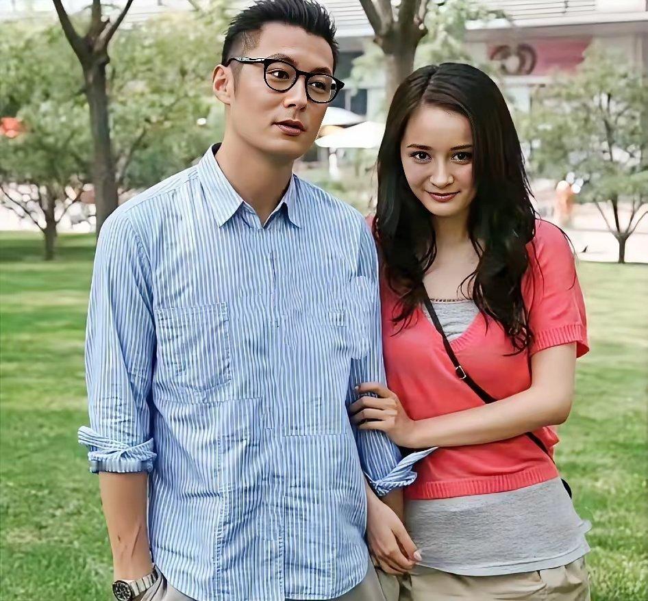 翻看杨幂早年照片，褪去成熟韵味，一身清爽清纯感扑面而来，少女气息十足
