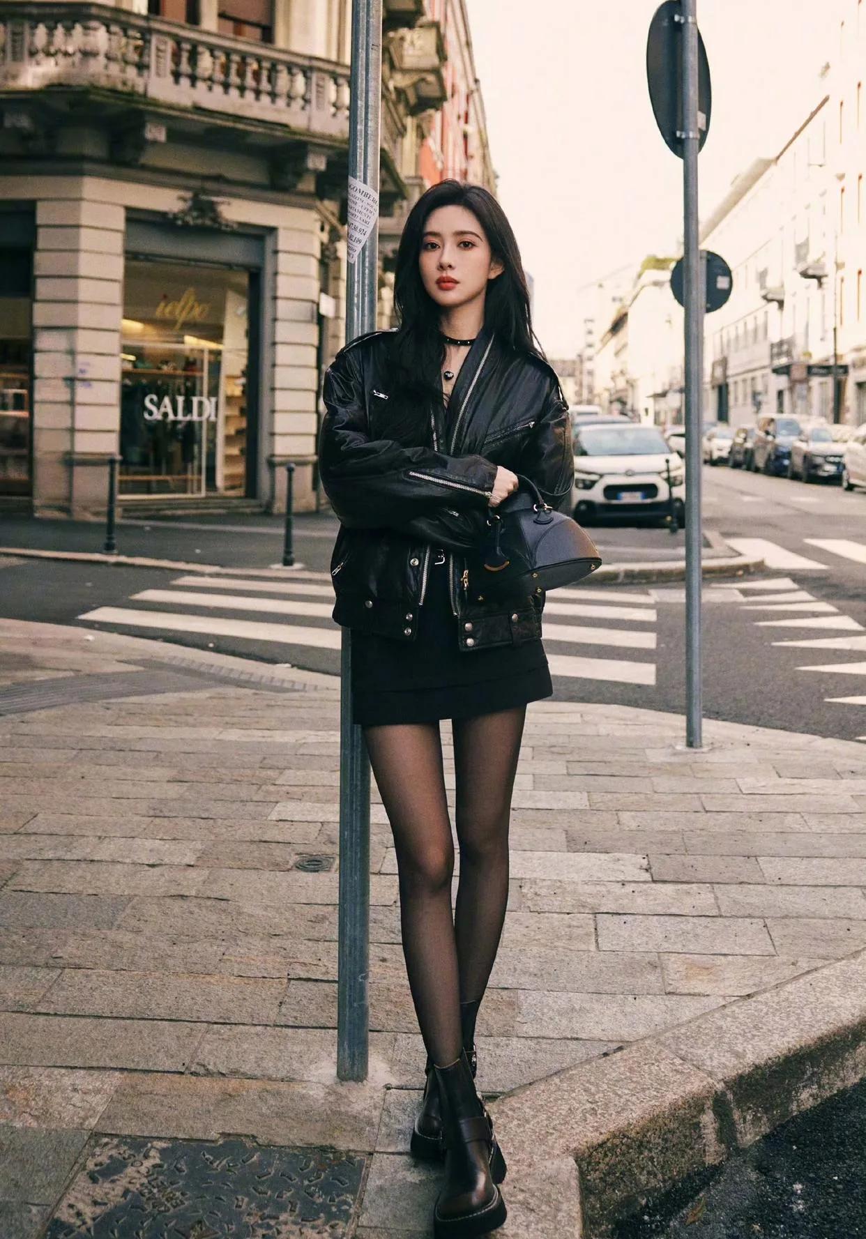 孟子义街头酷飒感拉满🖤黑丝配短裙+复古皮夹克，孟子义这组街拍也太会了！