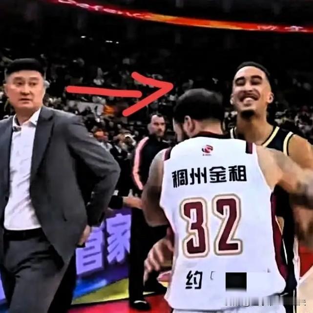 在中国打工！广东外援奎因无意中犯了一个职场大忌，主场主队被约克3分绝杀，1分落败