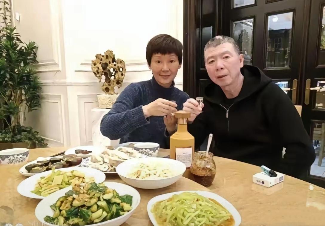 镜头中的冯小刚胖瘦合度，皮肤白皙，衬得细眉飞扬的徐帆肌肤偏黄哈，没想到两个人小酌