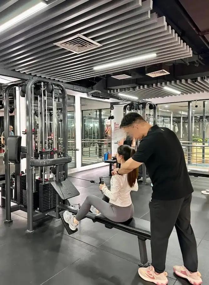 佛山女子健身房洗澡遇偷窥，从鞋子认出是健身教练，网友：太恶心广东佛山的李女士