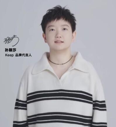 石锤了，莎莎那条跟了她十年的玉坠确实换下来了，最新路透里脖子上戴的是条黑绳简约款