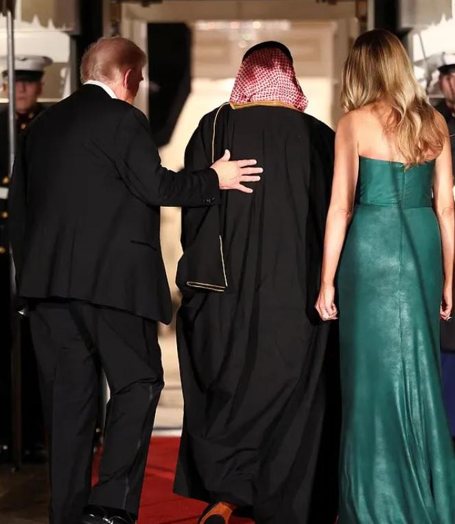 55岁梅拉尼娅和43岁的凯瑟琳王妃，在出席活动的时候，不约而同的选择了绿色长礼服