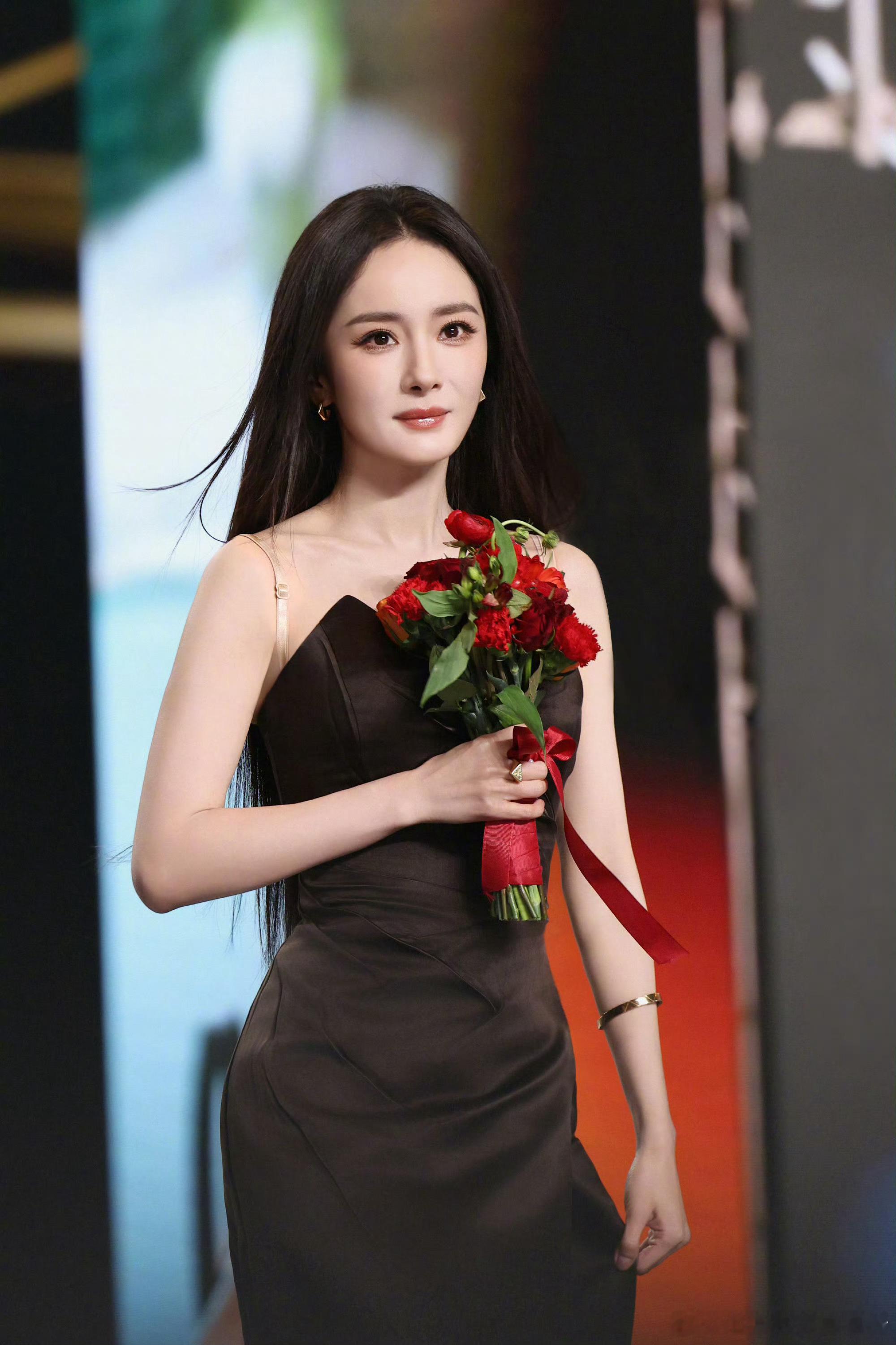 杨幂时尚芭莎三月刊封面发布节奏