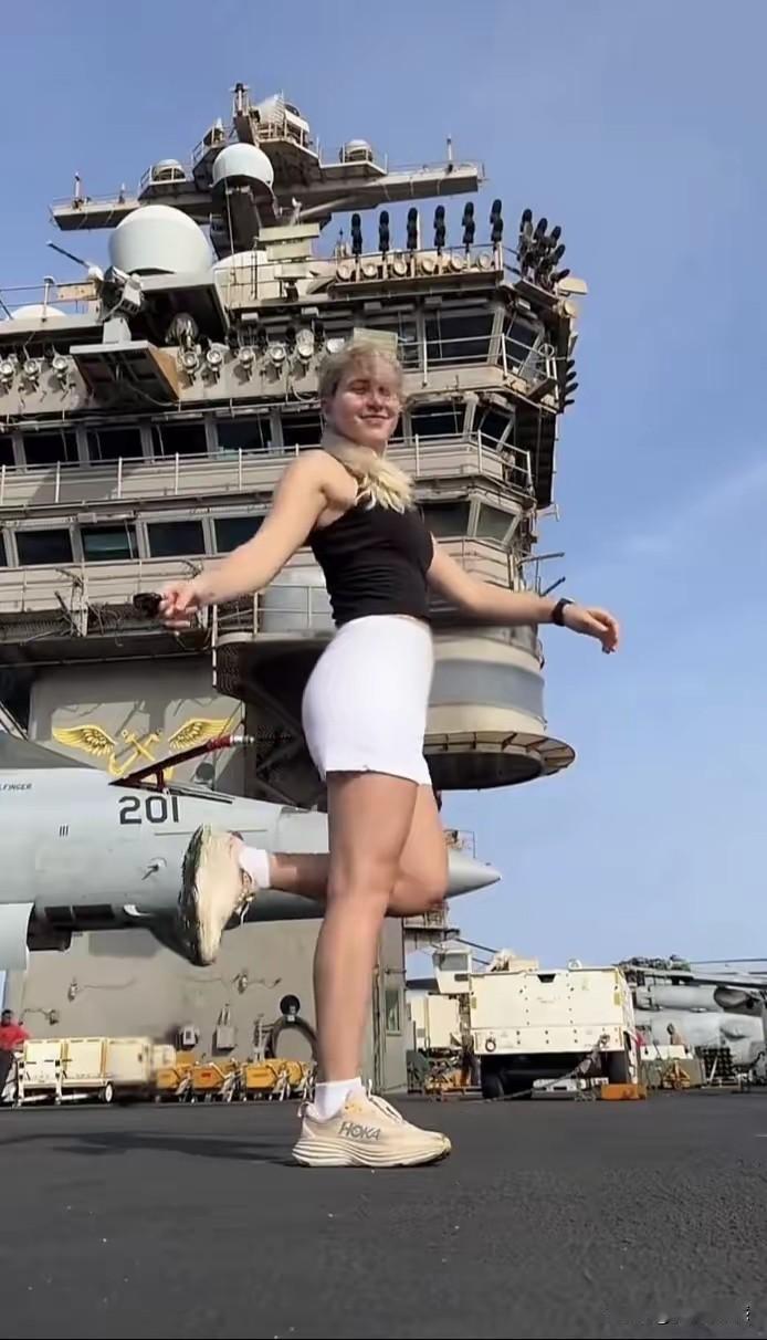 航母上甲板的面积真是很大的，估计情况最少得有10亩地大。建造这么一个大东西，没有