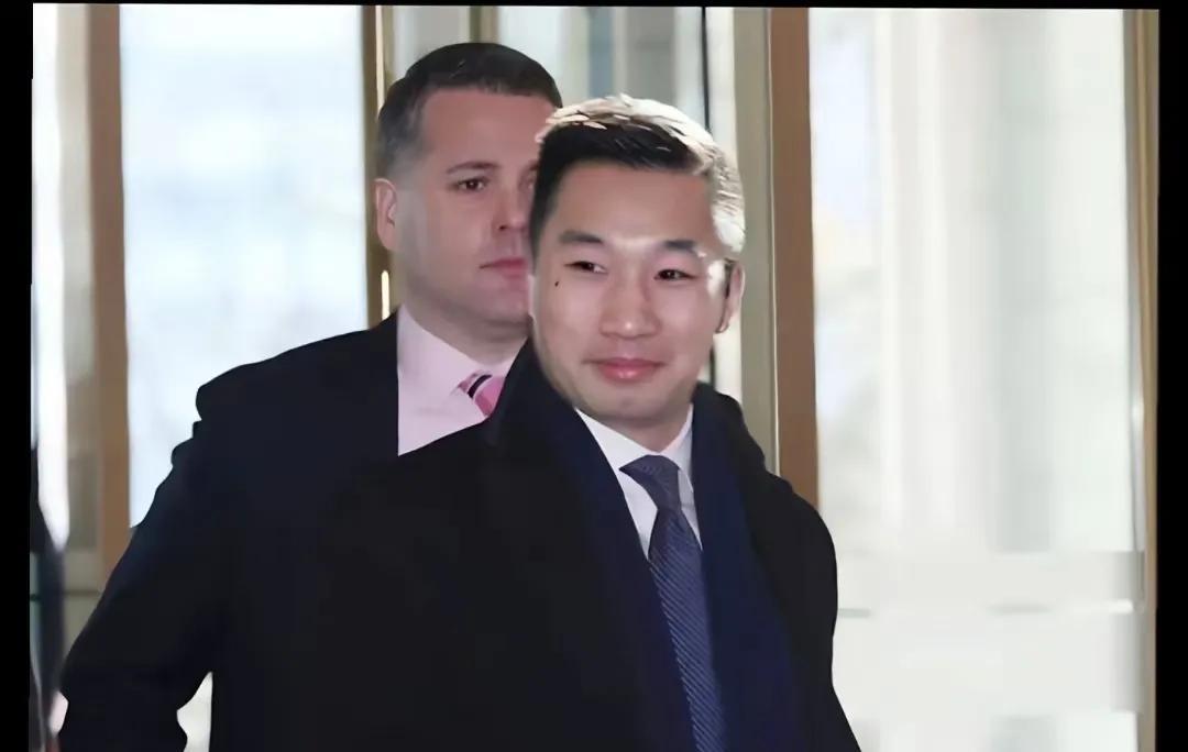 特朗普的华裔顾问被开除，特朗普说：“那些馊主意都是他出的”。特朗普开除华裔顾问
