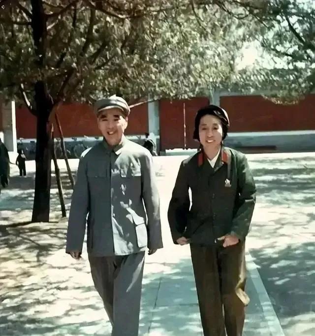 这是上世纪60年代，101和妻子叶群在一起散步的瞬间。照片中，101身材消瘦，