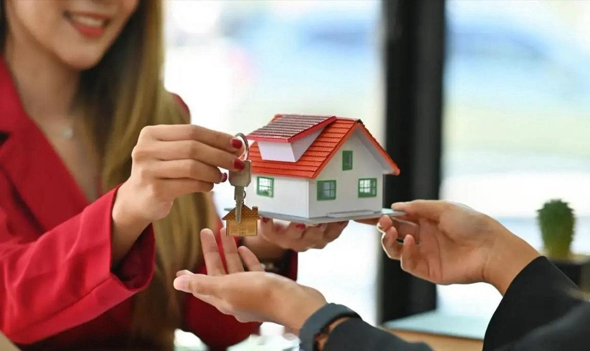 买房最幸运的三批人:第一批，1993年～2003年买房的人（房价最低）第二批，2