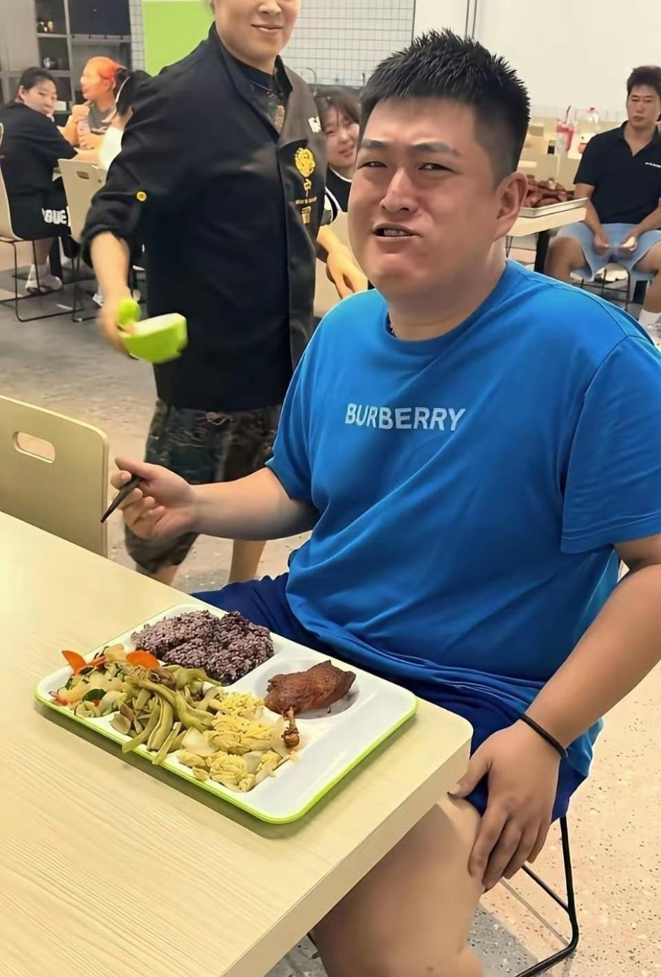 赵本山的儿子赵一楠，看这身形起码180斤，高高壮壮的，但吃的跟普通人没两样，简单