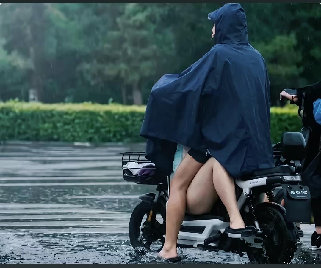 在雨衣里还拿着话筒唱歌。。。。。。。。。。。