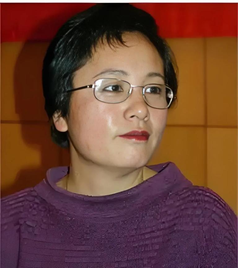 21年前饶颖做出惊人的动作，不惜以损害自身清白的方式一度掀起舆论风暴，备受公众瞩
