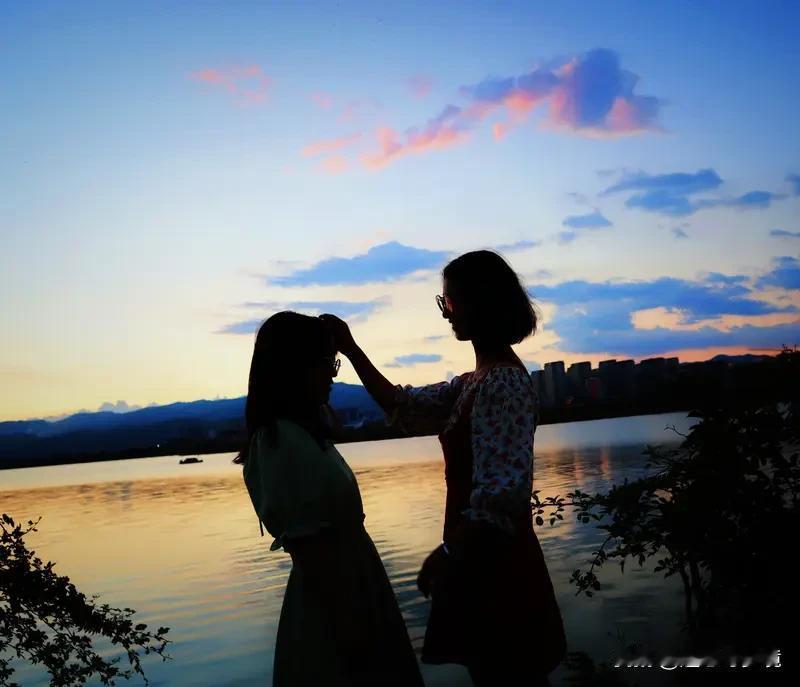 在感情里，“一个爱你的人会舍得不联系你吗”真是个让人纠结的问题。按常理，爱会带来