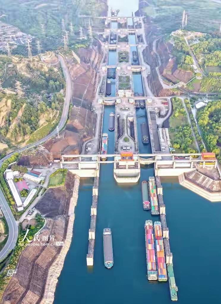 国家斥巨资建设三峡水运新通道，将能增加多少运力？葛洲坝工程和三峡工程的先后建立，