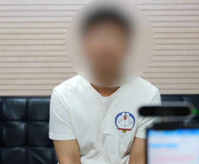 2025年西安，一位司机在听到后方有救护车通过时，司机主动选择了让行，使得救护车