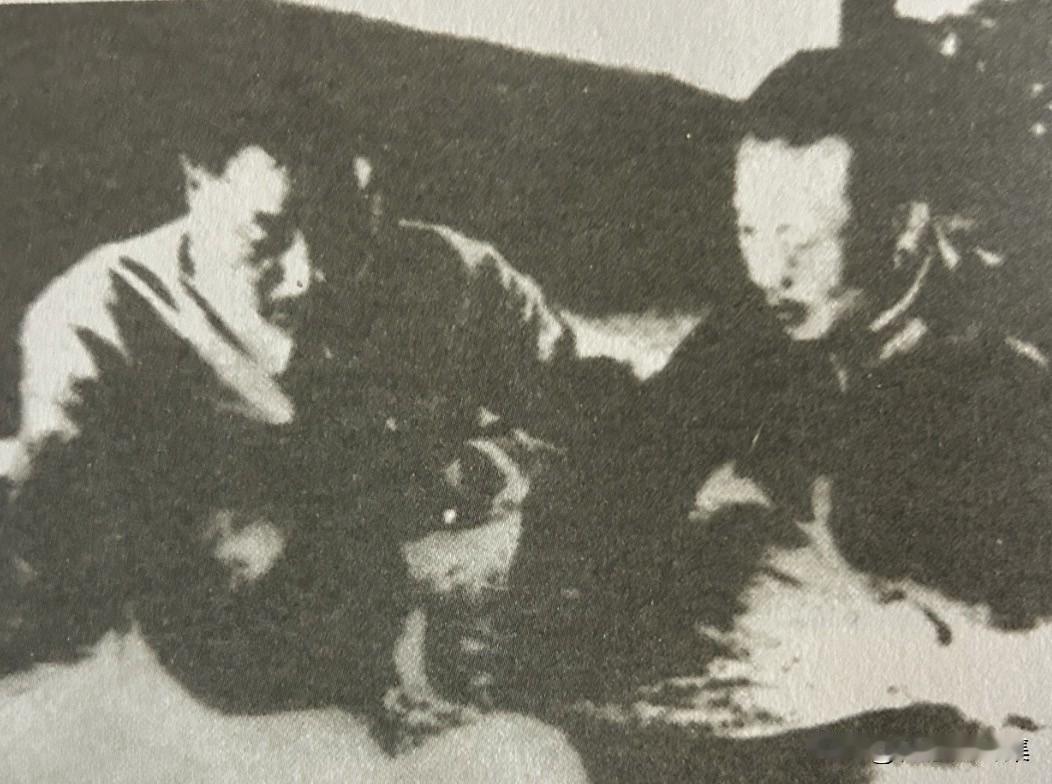 1938年夏，陈诚（右）时任第九战区司令长官，正与他的参谋团队在武汉的指挥中枢，