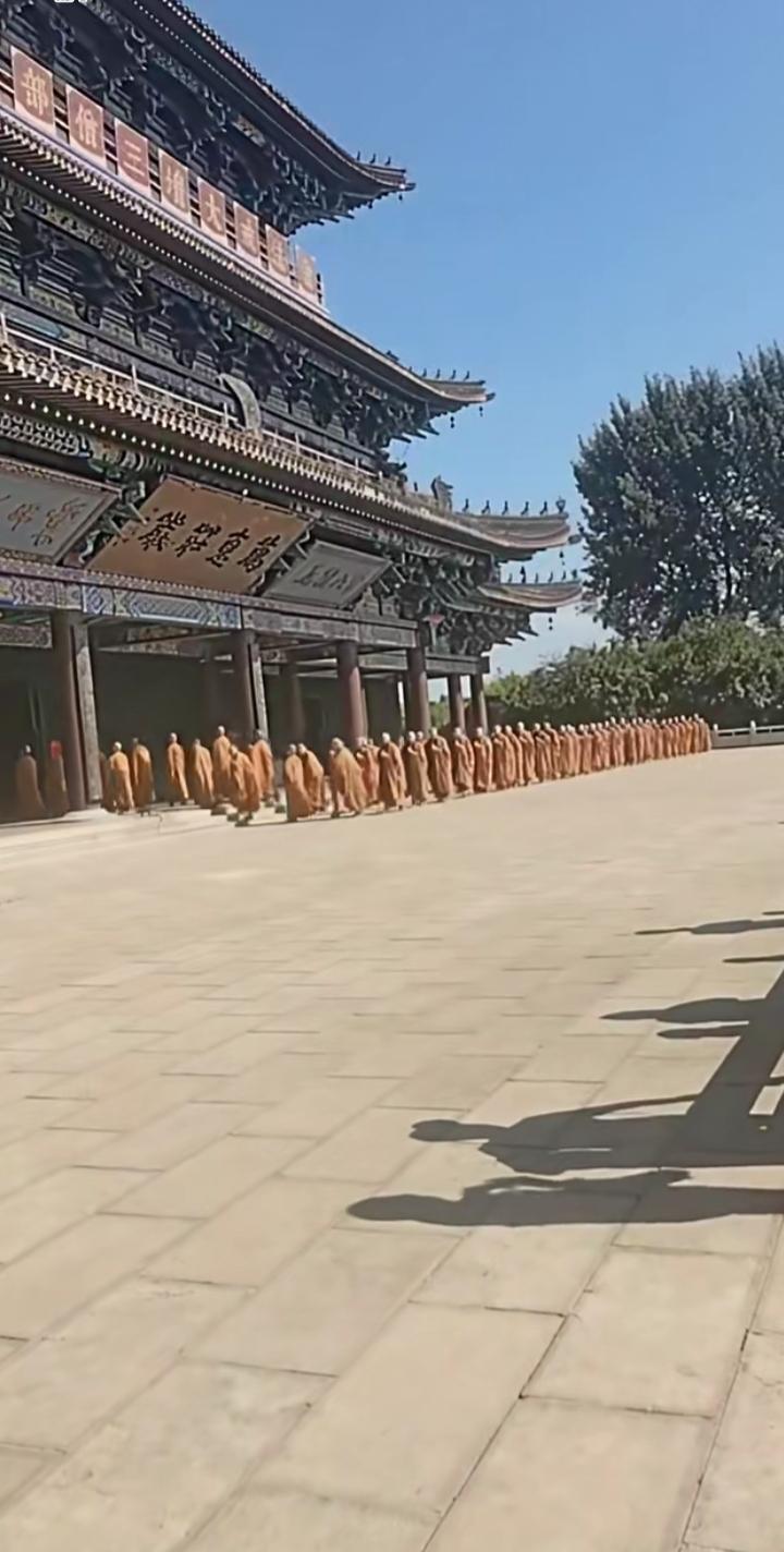 知道的是和尚，不知道的还以为是来了一支庞大的地面部队！这些不事农耕的