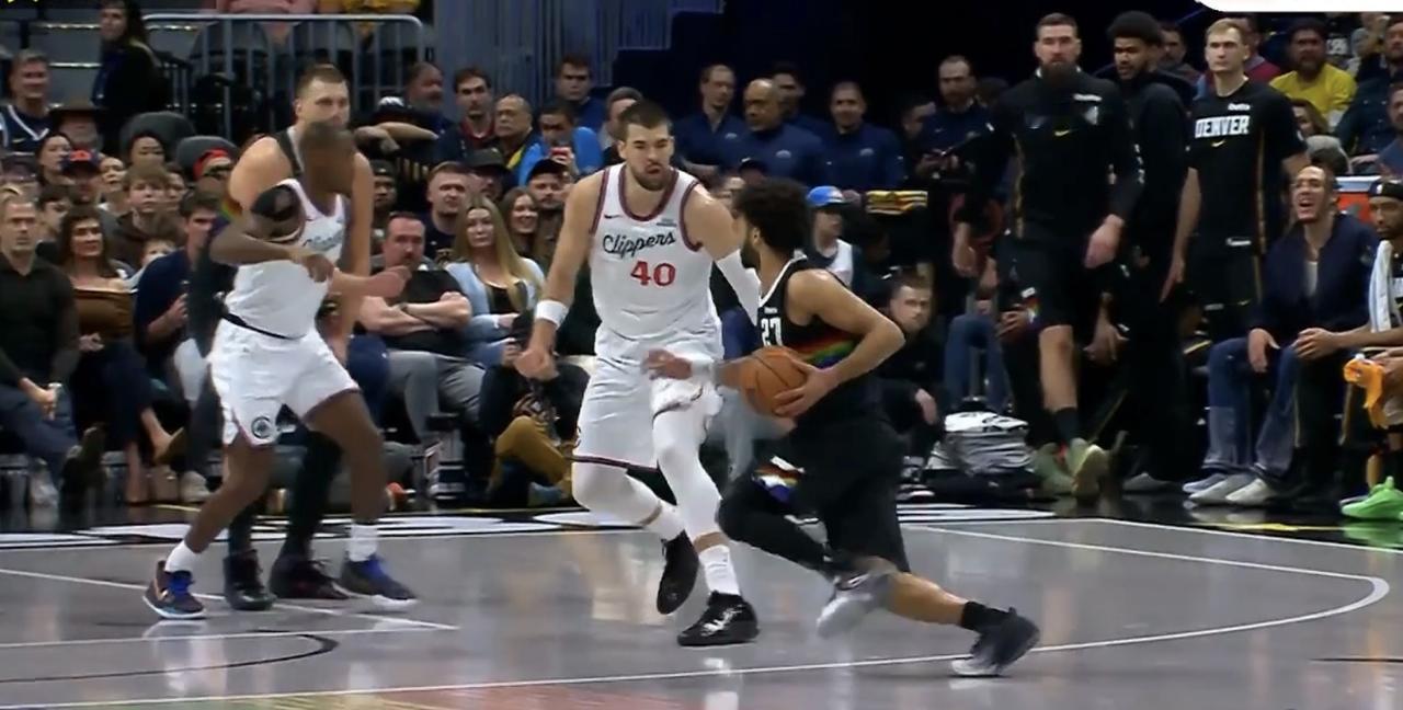 祖巴茨在场上到底起到什么作用？顶约基奇顶不住，换防也只有被戏耍的份！进攻端扣