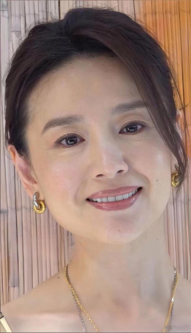 素颜出镜的董洁，肤质清爽，淡雅容颜自带清冷氛围感。