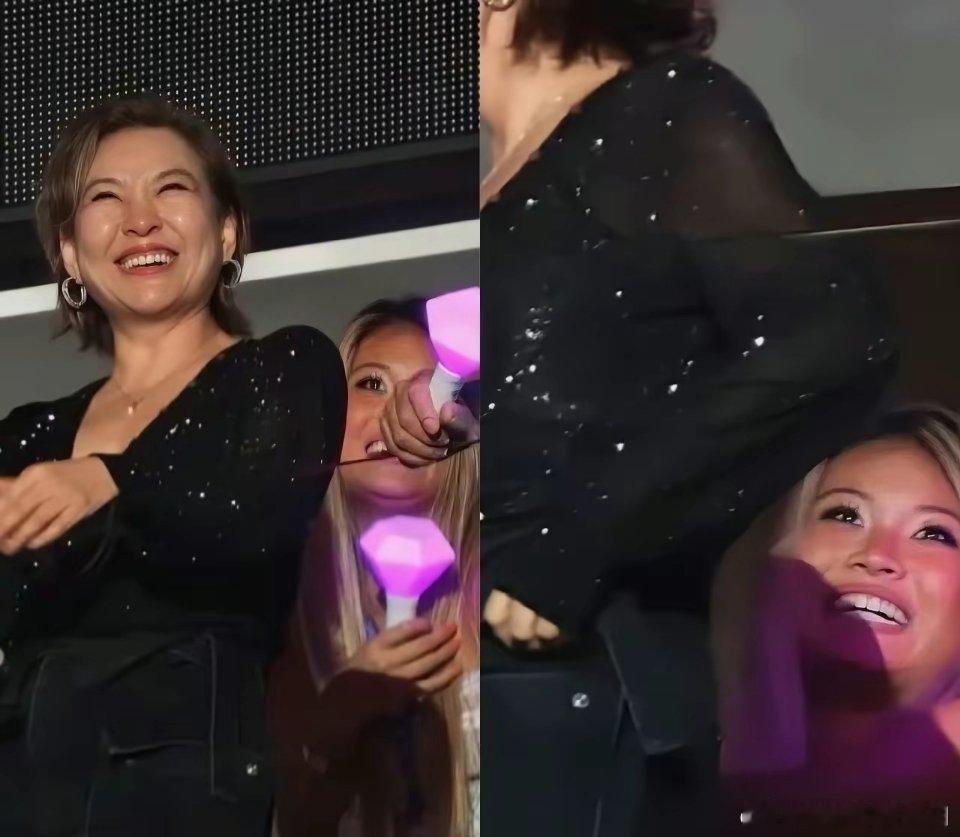 那英，引发热议！8月22日，那英演唱会，一名金发、小麦肤色少女，紧挨着宋丹丹坐在