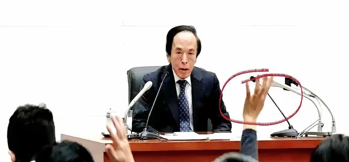 日本这一刀捅的真狠！！车间铁门锈得掉渣的小厂子，老板蹲在办公室地上数着账本直嘬牙