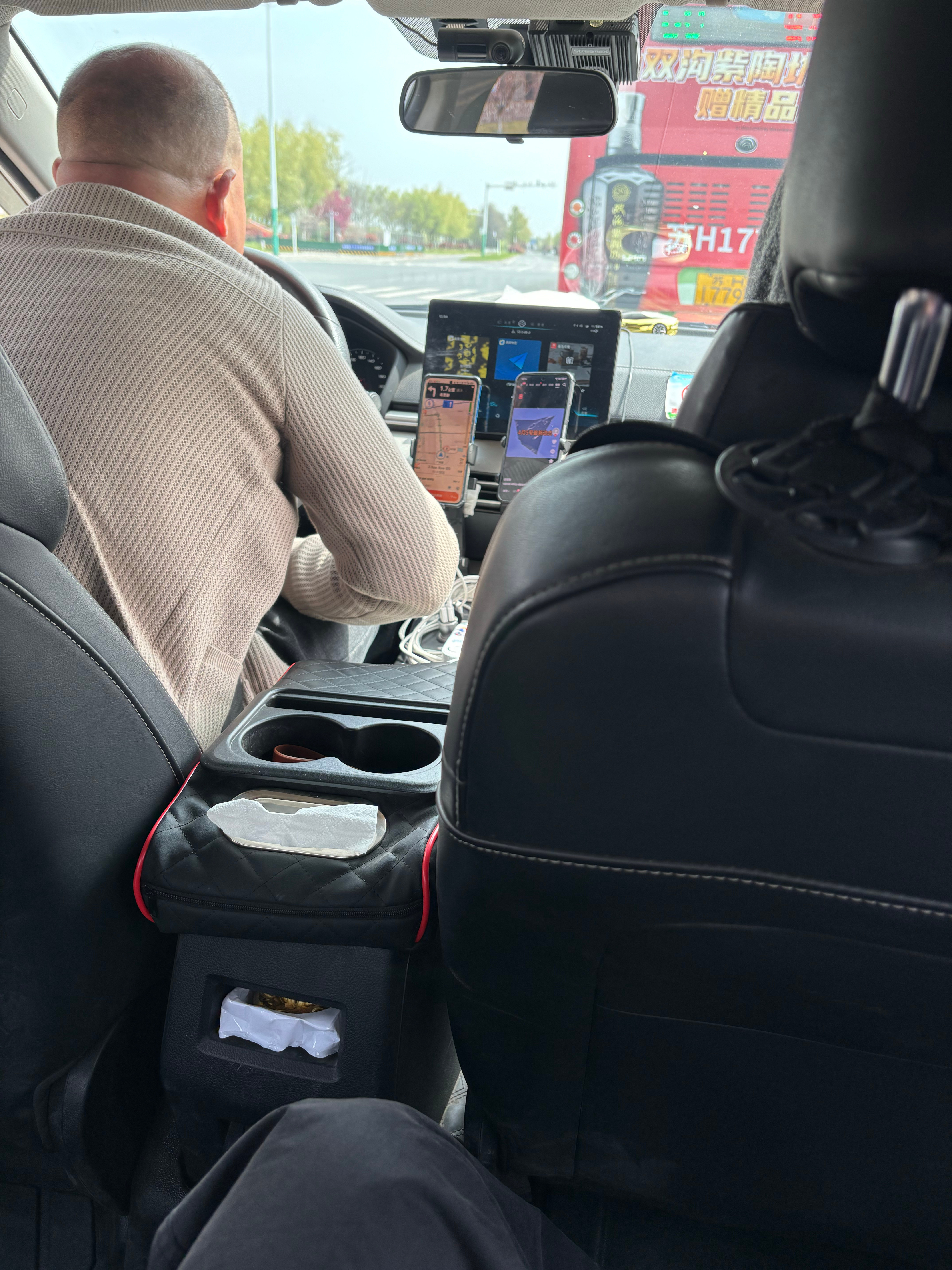 刚才打了个车，司机也是个狠人。我十点半打的车，坐上车就问司机，十一点的动车不耽误