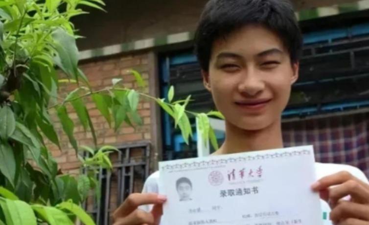 2017年，河北一考生高考744分，清华校长亲自带着录取通知书上门拜访，可谁知当