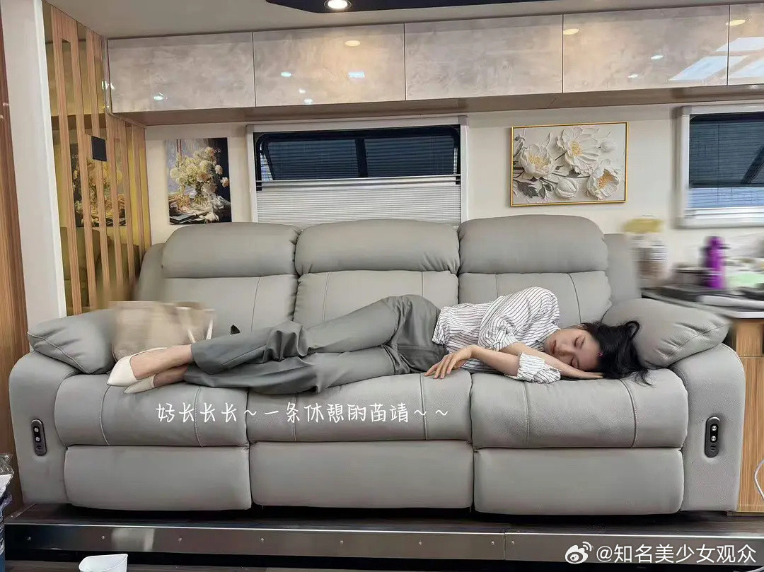 来看张婧仪真实身高，这么看明明有腰的，比例好好​​​