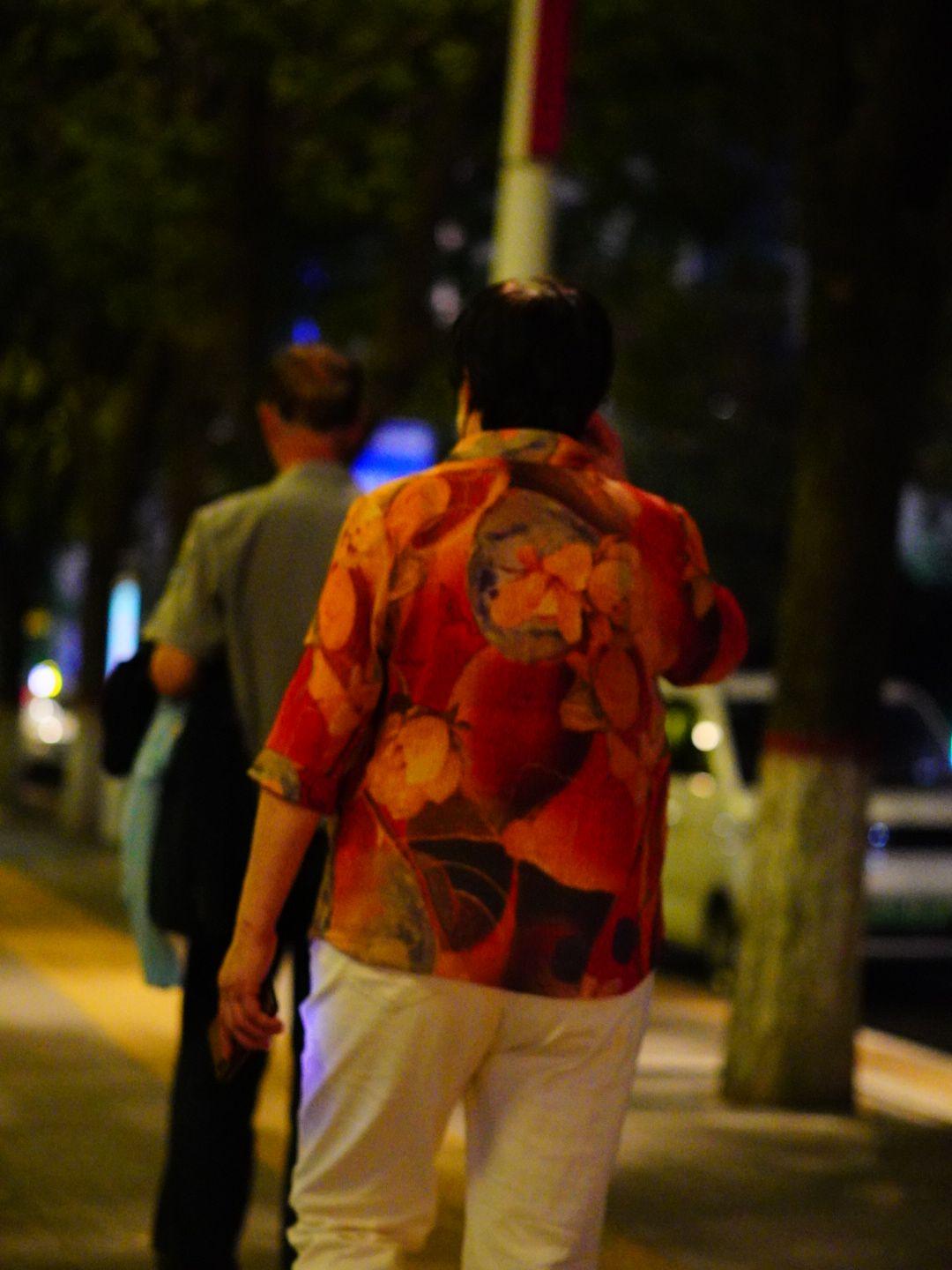 五一回老家，被父亲硬拖着去了一趟二姑家。汽车碾过乡间坑洼的土路，扬起层层黄尘。我
