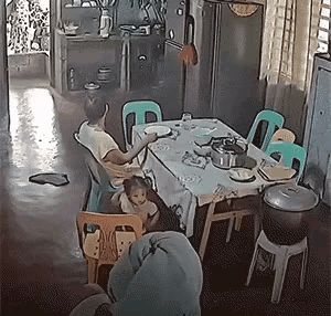 地震时候的一幕，不得不说，看着有点心酸！[哭哭][哭哭]