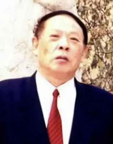 贺麓成跪在人民大会堂的灵堂，轻声说道：“大伯，侄儿来看您了。”1935年
