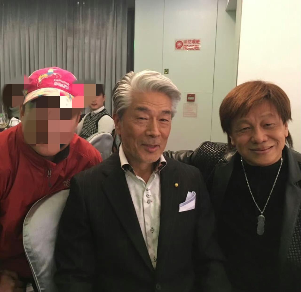 被他踢断三根肋骨的人，此刻哭得最伤心。75岁的梁小龙，1月14号因为心脏衰竭走