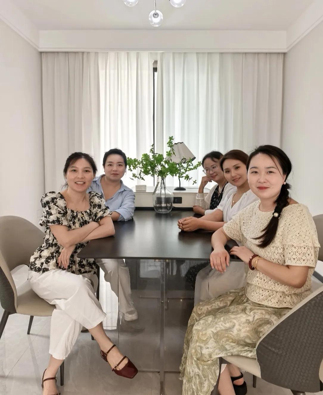 只有四个老师一个当老板，你能找出哪个是老板吗？